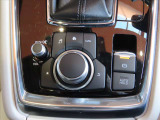 ナビ画面を含むモニター画面を操作するコマンダースイッチです。便利なジョグダイヤル式ですので、慣れれば手探りでも操作が可能です。脇見運転の防止にも役立ちます。右側のスイッチは、電磁式サイドブレーキです!