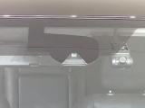 【エマージェンシーブレーキ】走行中に前方の車両等を認識し、衝突しそうな時は警報とブレーキで衝突回避と被害軽減をアシスト。より安全にドライブをお楽しみいただけます。