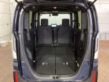 リアシートを倒すと、ラゲッジスペースを広くお使いいただけます!