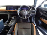 革巻きステアリングで快適な操作性の運転席です。