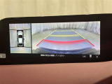 パノラミックビューモニターを装備。駐車場や交差点でクルマを真上から見るように周囲を確認できます。機能の詳細は販売店スタッフまでおたずねください。