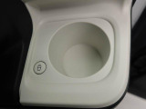 カップホルダーは運転席や助手席からちょうど手の届く位置です!!