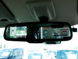ルームミラーの片隅にアラウンドビューモニターの映像が映しだされます♪