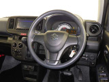 運転席まわりです。 各操作スイッチは使いやすい位置に配置されてます。