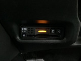 ハンドルの左下にETCがついています。高速道路の料金所の通過も楽々です。 カードの取り出しもしやすい場所についています。