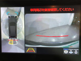 【パノラミックビューモニター】クルマを真上から見下ろした視点で駐車をサポートします!クルマの斜め後ろや真横など、いち早く障害物に気が付くことができます。