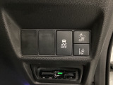 Hondaセンシング用の、VSA(ABS+TCS+横滑り抑制)解除と路外逸脱抑制機能のオンオフスイッチなどはハンドルの右側に装備しています。