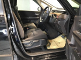 フィット感のあるシート。身体をしっかりと支えてくれるので、長時間の運転も快適にサポートしてくれます。