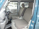 セパレートシートですがインパネシフト採用の為足元広々です。