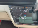 オートエアコンです。温度設定だけであとは自動で風量・温度を調節します。ドライブを快適なものにします。