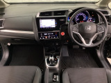 車内は光触媒抗菌消臭施工済です。インパネ周りはスタイリッシュなデザインです。グローブボックスやカップホルダーのほかにトレーなどたくさんの収納スペースが付いています。