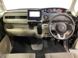 車内は光触媒抗菌消臭施工済です。インパネ周りはスタイリッシュなデザインで機能や装備も充実しています。グローブボックスやカップホルダーのほかにトレーなどたくさんの収納スペースが付いています。