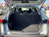 後部座席に座れる状態でも荷室はこれだけの広さがあるのでお出かけやお買い物にも重宝します。ついつい買い物しすぎても安心ですね♪