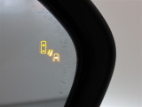 隣車線を走る車両をレーダーで検知し、ドアミラーでは確認しにくい後側方エリアに存在する車両に加え、急接近してくる車両も検知します。車両を検知するとドアミラーに搭載されたLEDインジケーターが点灯します。
