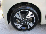 日産純正のアルミホイールが装着されてます。ボディデザインとマッチしておりカッコイイですね。