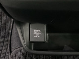 アクセサリーソケットはUSBのアダプターなどをつければ、スマホの充電にも使えます。周辺には物が置けるボックスがついています。