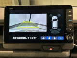 リバースギアに入れるだけで後方の表示へ切り替わります。夜間や雨の日の駐車も楽になりますよ。