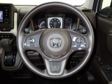 ハンドル左側にはオーディオ操作が出来るオーディオリモートコントロールスイッチ、右側にはHonda SENSINGとオートクルーズコントロールのスイッチを装備!