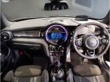 MINIの内装はとにかく『円』に拘ったデザインコンセプトが一目で伝わってきます。これほど円形に拘った車は他に御座いません。伝統のデザイン、トグルスイッチなど遊び心のある内装で御座います。