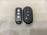 スマートキー付きですからドアロックの開閉およびエンジンスタートが楽々です。電動スライドドアの開け閉めもボタンで操作できます。加えて、純正リモコンエンジンスターター用の操作キーもついています。