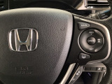 ハンドルにHondaセンシング系のクルーズコントロールやレーンキープアシストなどの操作スイッチが装備されています。ハンドルから手を離さず安全に操作できます。