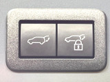【パワーバックドア】スマートキーや運転席のボタンを押すだけでリアゲートが自動で開閉します!荷物を持っている時や、高い位置にあるバックドアを閉める際に便利な機能です♪