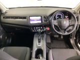 車内は光触媒抗菌消臭施工済です。スタイリッシュなデザインでスポーティなインパネ周りを演出します。グローブボックスやカップホルダーのほかにトレーなどたくさんの収納スペースが付いています。