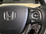 ハンドルにHondaセンシング系のクルーズコントロールやレーンキープアシストなどの操作スイッチが装備されています。ハンドルから手を離さず安全に操作できます。