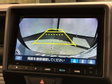 リバースギアに入れるだけで後方の表示へ切り替わります。夜間や雨の日の駐車も楽になりますよ。