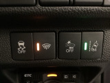 Hondaセンシング用の、VSA(ABS+TCS+横滑り抑制)解除と路外逸脱抑制機能のオンオフスイッチなどはハンドルの右側に装備しています。
