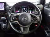 ハンドル左側にはオーディオ操作が出来るオーディオリモートコントロールスイッチ、右側にはHonda SENSINGとオートクルーズコントロールのスイッチを装備!