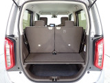 リアシートの後ろにはラゲッジスペースが確保されています。開口部も大きく床も低いので積み降ろしが楽です。