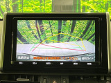 【バックカメラ】駐車時に後方がリアルタイム映像で確認できます。大型商業施設や立体駐車場での駐車時や、夜間のバック時に大活躍!運転スキルに関わらず、今や必須となった装備のひとつです!