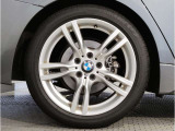 【BMWアロイホイル】軽量かつ強度に拘ったアロイホイル。走行性能ポテンシャルを引き出す設計。車の足元を引き締めてくれる大きなポイントはアロイホイルです。