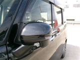 ターンランプ付きドアミラーはデザインだけでなく、他のドライバーや周囲の歩行者にもわかり易く視認性も十分な装備です。