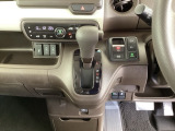 足元スッキリ、インパネシフトです。パーキングブレーキは電子制御パーキングブレーキタイプなので、運転席と助手席の間がスッキリしています。