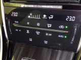 左右独立温度コントロールフルオートエアコンです。運転席、助手席それぞれで独立して温度設定ができます。冷え性の方が乗っても安心ですね♪