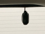 後方にもドライブレコーダーのカメラが付いています。前後両方でお車の周りを監視・記録いたします。