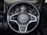 ハンドル左側にはオーディオ操作が出来るオーディオリモートコントロールスイッチ、右側にはHonda SENSINGとオートクルーズコントロールのスイッチを装備!