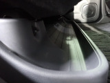 後席の足元には濡れた傘や汚れてしまった靴などを収納できるトレーがあります。