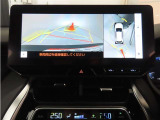 後方の見える安心をお届けするバックガイドモニター付:バックするときのアシストラインもあって楽々バック!車庫入れや縦列駐車をサポートし、苦手な駐車も安心です!今やもう手放せない装備ですネ♪