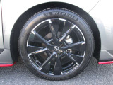 純正のアルミホイール装備です