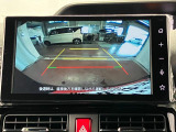 【バックカメラ】 駐車時に車両後方の様子を見ることができるので、運転の不安を軽くします。