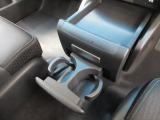 運転席からも助手席からも使いやすい位置にドリンクホルダーを配置しています。