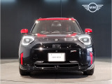 MINIのフロントグリルのデザインはイギリスで生まれた当初から、シルバーのサイドバーが折り重なった伝統的なデザインで御座います。その伝統はBMWのお車になってからでも少しずつ形を変えて守られております