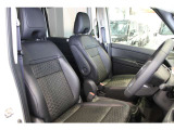 運転席はほどよくホールド感のある形状をしておりますので、運転がし易いです!