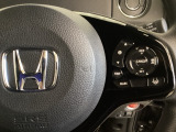 ハンドルにHondaセンシング系のクルーズコントロールやレーンキープアシストなどの操作スイッチが装備されています。ハンドルから手を離さず安全に操作できます。