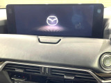 【12.3インチマツダコネクト】車内の雰囲気にマッチした大型ディスプレイ。スマホ接続でのナビ使用やBluetooth再生等、様々な機能が楽しめます。直感的なダイヤル操作が可能で、使い勝手も良好です。