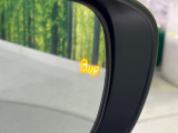 【ブラインドスポットモニター】走行中、ドアミラーの死角になりやすい箇所に後続車が接近するとサイドミラーのレンズに警告を表示!ドライバーに注意喚起をしてくれます。