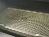 【ワイヤレスデバイスチャージング】置くだけでスマートフォンを充電することが出来ます。インテリアに溶け込んでおり、ラグジュアリーな雰囲気を損なうことはありません。